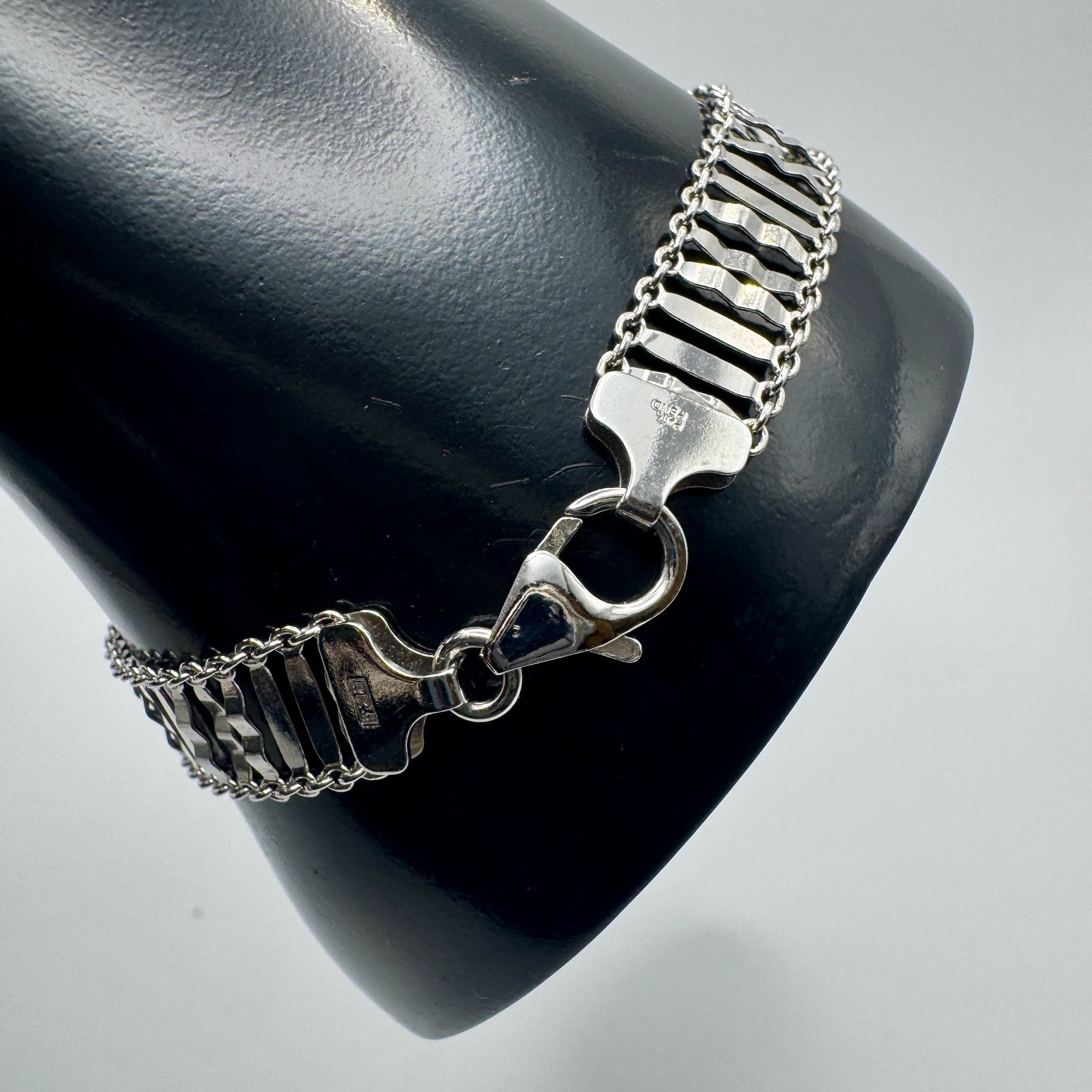 Sterling Silver Bracelet / 7.5 inch long / 6 grams / 9.5mm wide