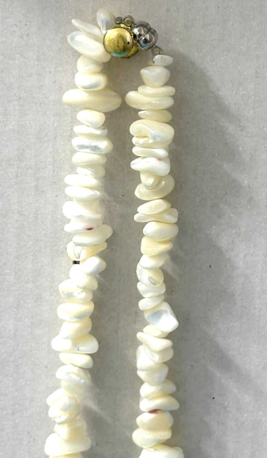 Vintage 1970s Mother of Pearl Chip Necklace 19″ Iridescent Shell Magnetic Clasp