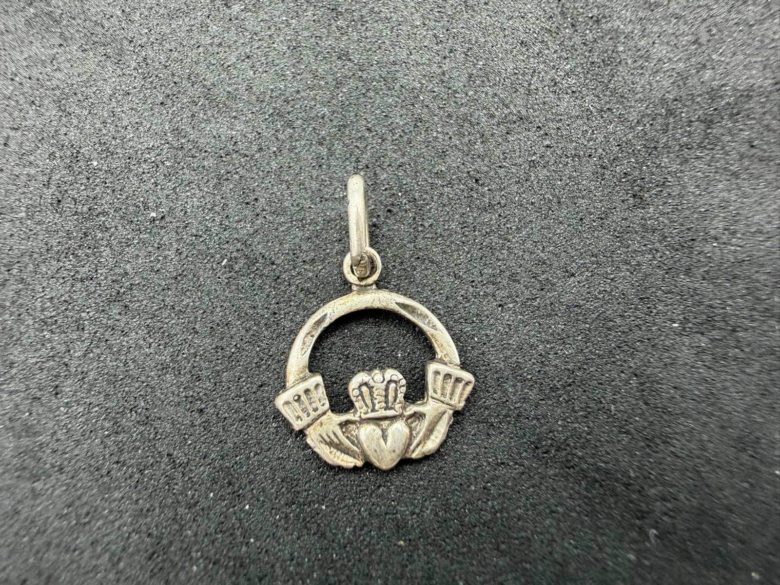 0.57g Vintage Sterling Silver 925 Claddagh Heart Crown Hands Pendant M