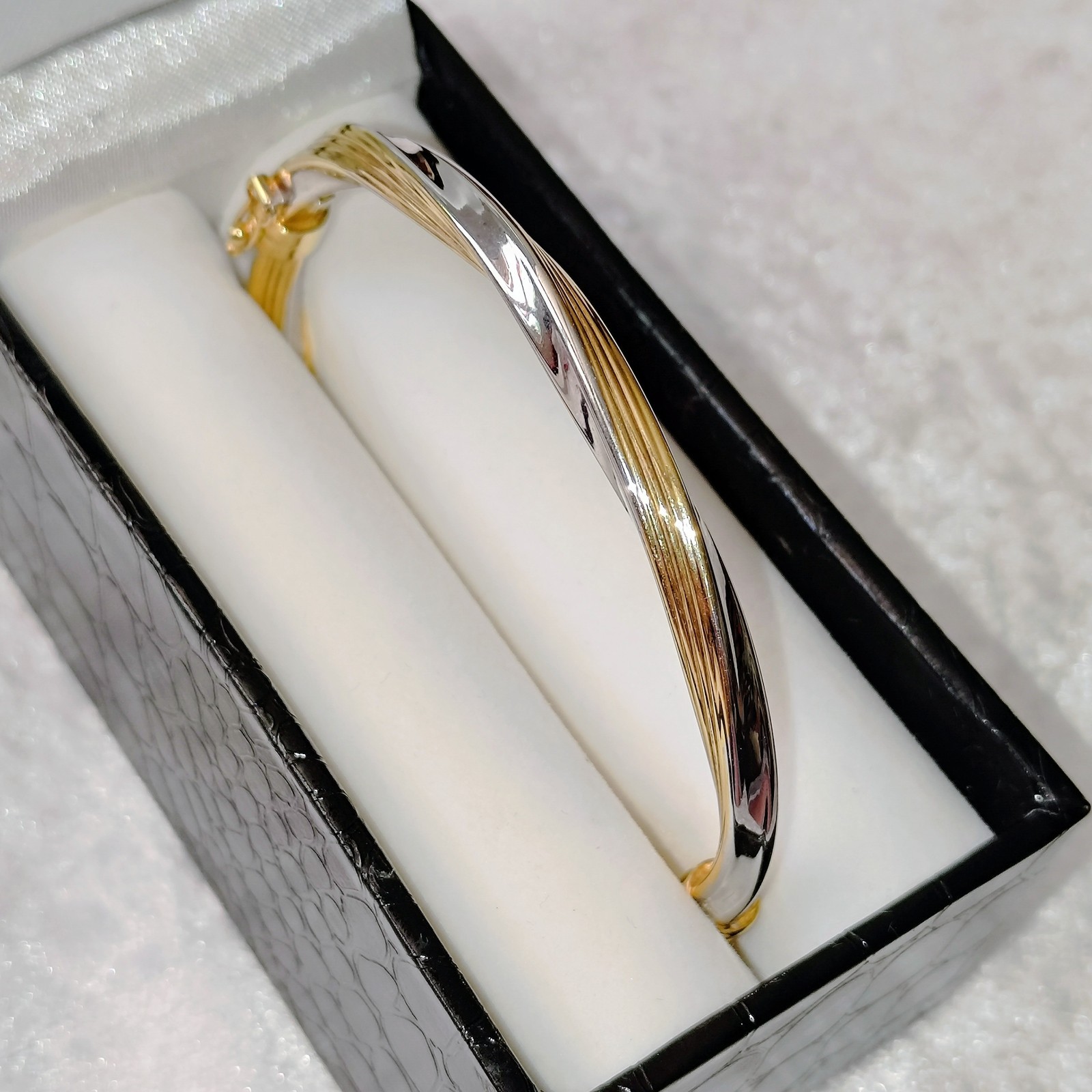 Stunning 9ct yellow & white gold twist hinged bangle with a locking clasp
