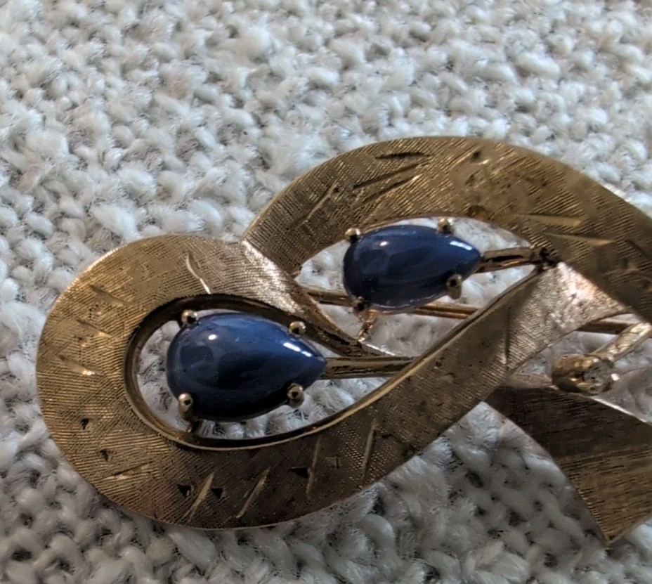 VINTAGE 14K YELLOW GOLD STAR SAPPHIRE AND DIAMOND PIN BROOCH-8.8 GRAMS