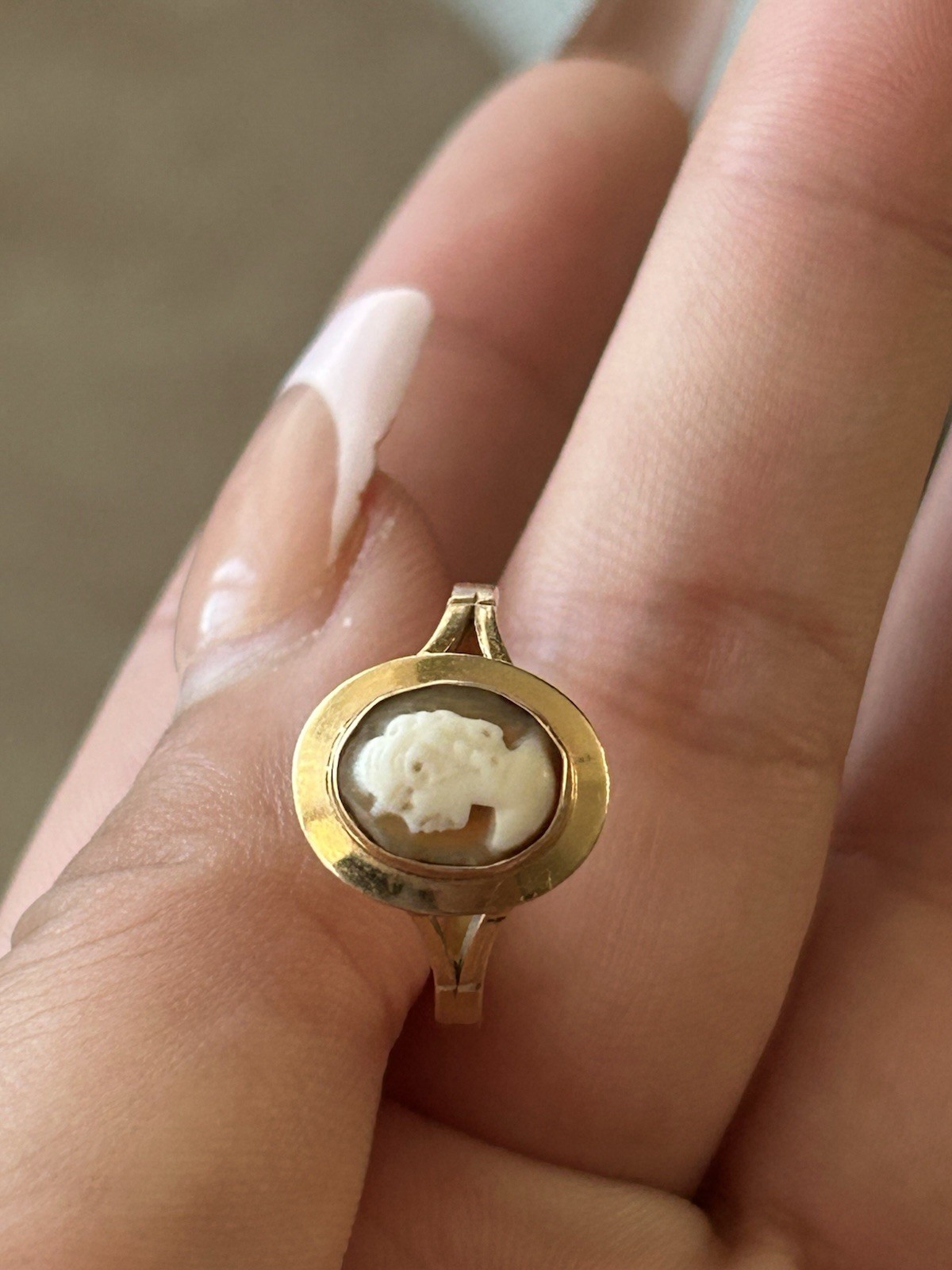 14k Stamped 585 Yellow Gold Ring Size 7.5 Vintage Left Facing Cameo Design 2.4g