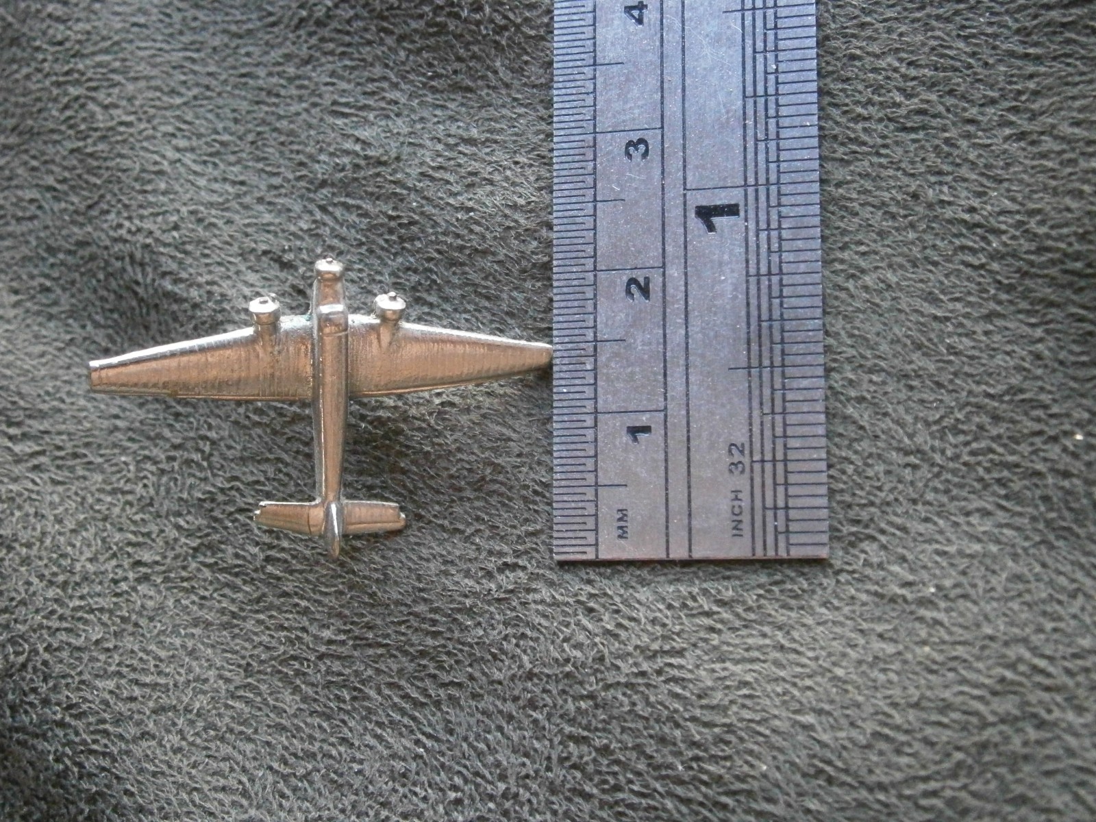 Wellington Bomber WW II UK Airplane Vtg Silvertone Lapel Pin Hat Badge 3.0g