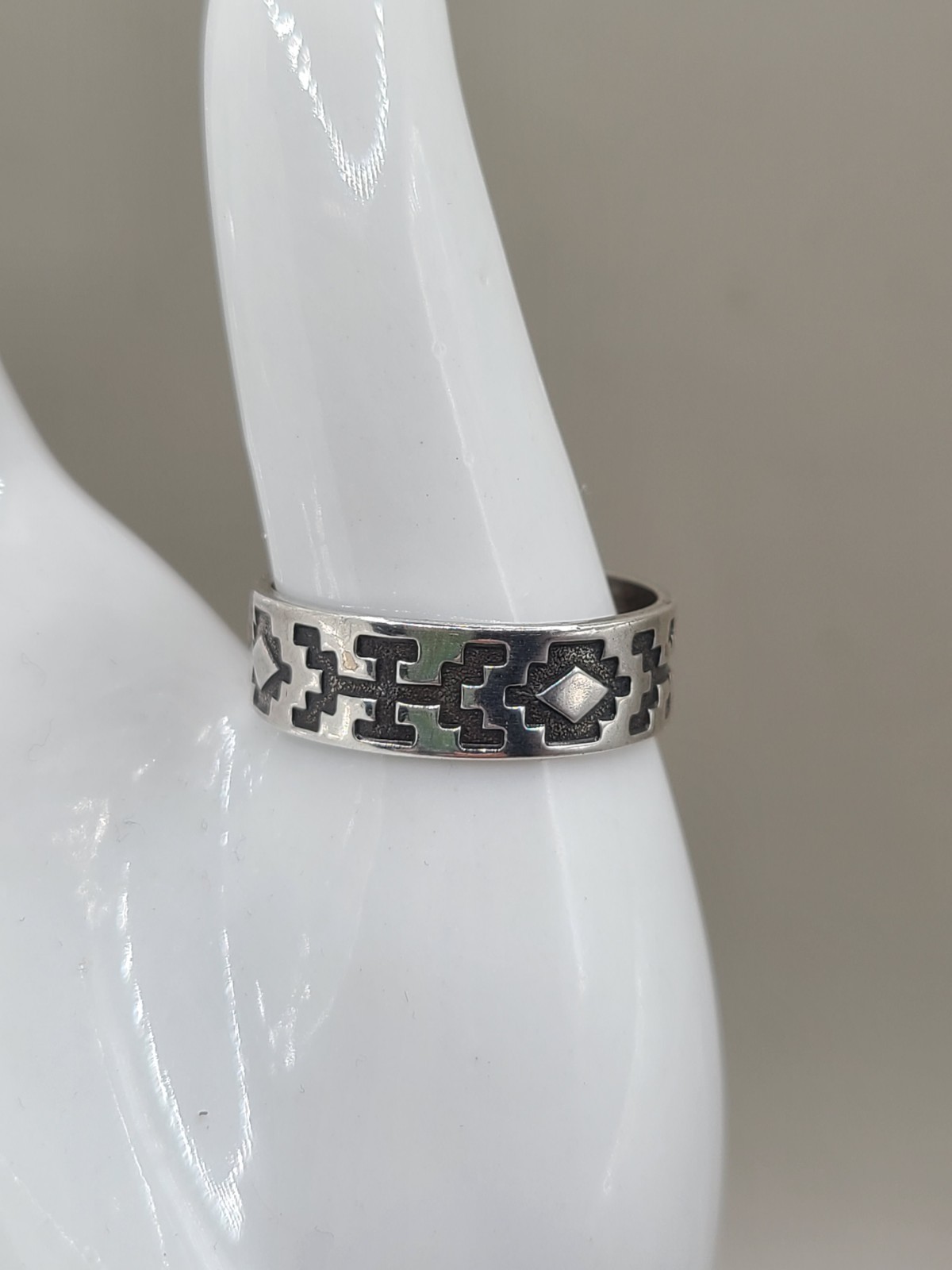 Vtg Wheeler Manufacturing Co Sterling Silver Tribal Overlay Band Ring Size 8.5