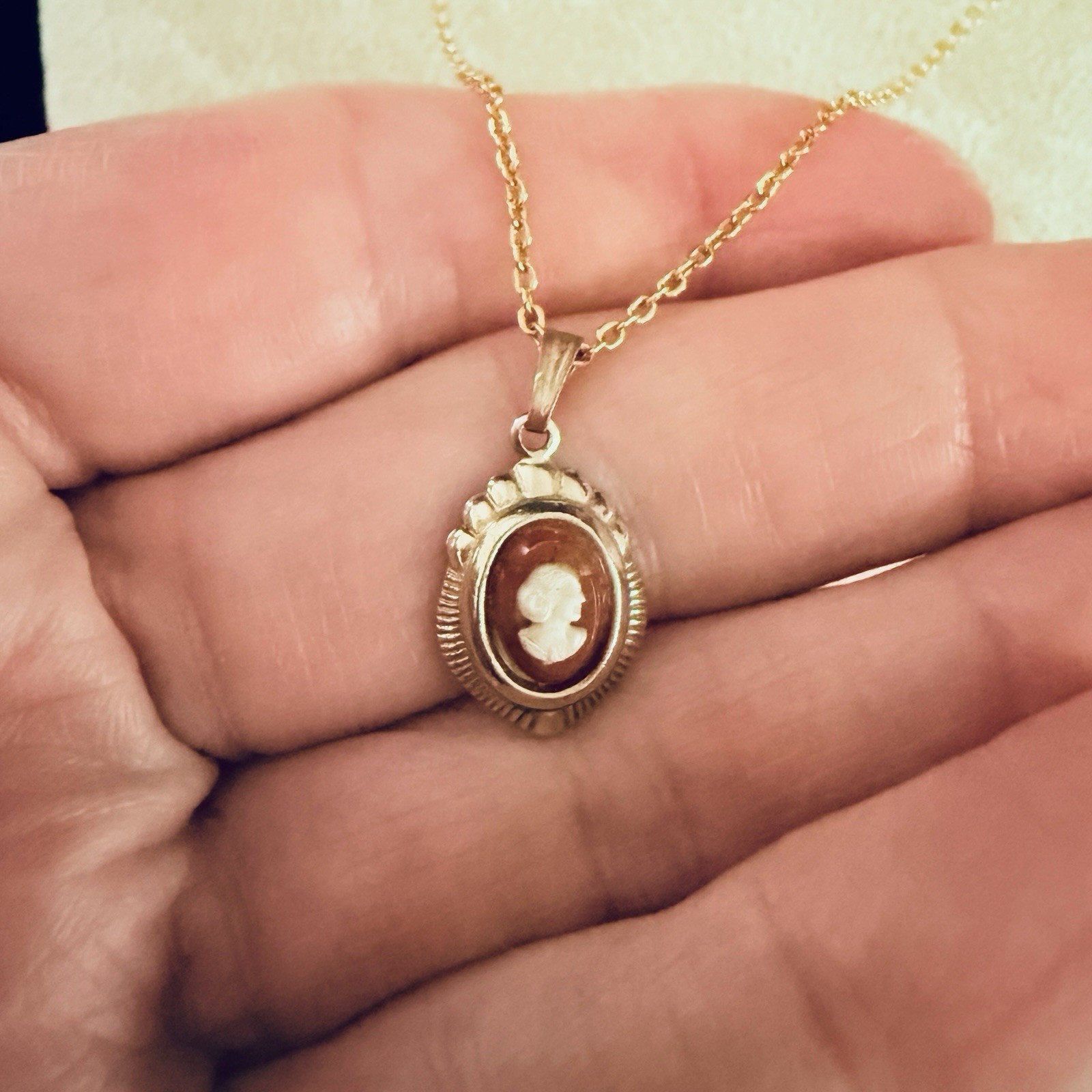 VTG. ESTATE MCM MAROON & CREAM CAMEO WOMAN GOLD FILLED NECKLACE-16″ (177)
