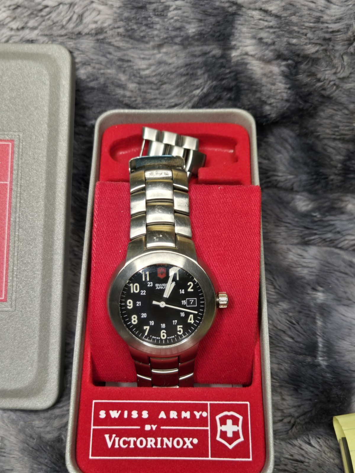 Victorinox Swiss Army Quartz Date 34mm Black Dial Steel Bracelet 100m Box