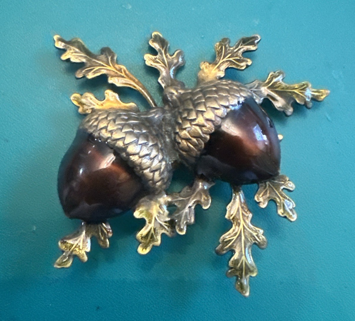 VINTAGE JEWELRY BROOCH PIN OAK LEAVES AND ACORNS ENAMEL