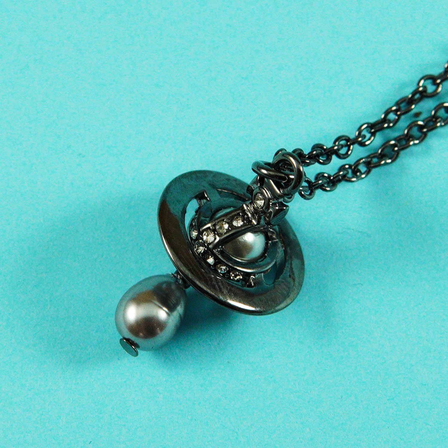 Vivienne Westwood New Petite Orb Drop Pendant 3D Necklace Gun Metal tone Box Set