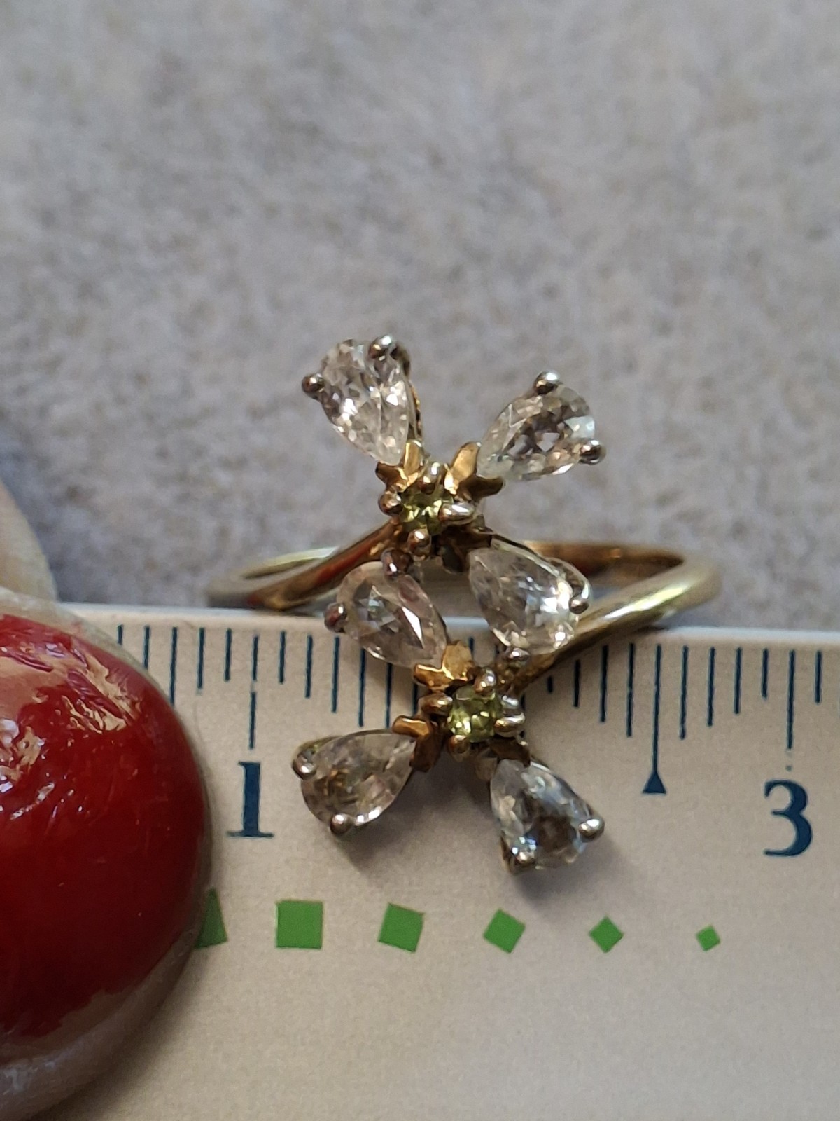 9ct Gold Crystal Flower Ring – size N