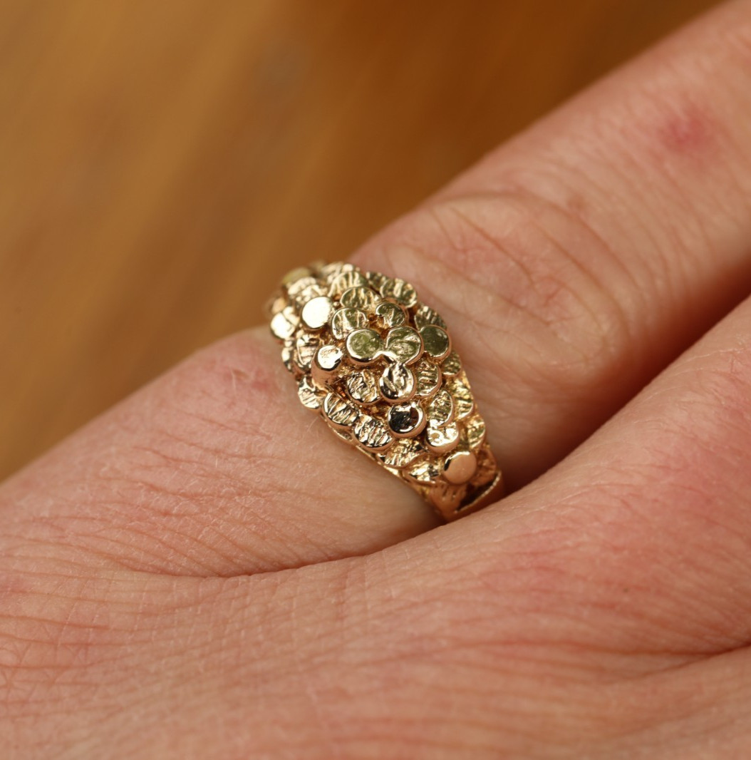 9ct Solid Yellow Gold Ring Lentils-Shaped Size M Vintage cleaned & polished