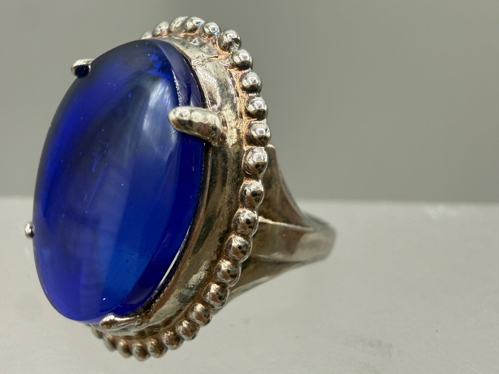 ESTATE VINTAGE STERLING SILVER COBALT BLUE ART GLASS SIGNED CABOCHON RING