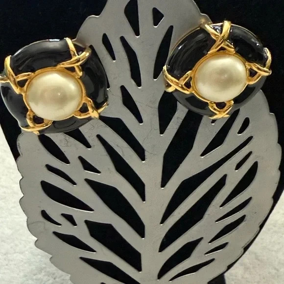vintage 1940-1950’s Carolee Gold Navy Geometric Pearl Clip on Earrings