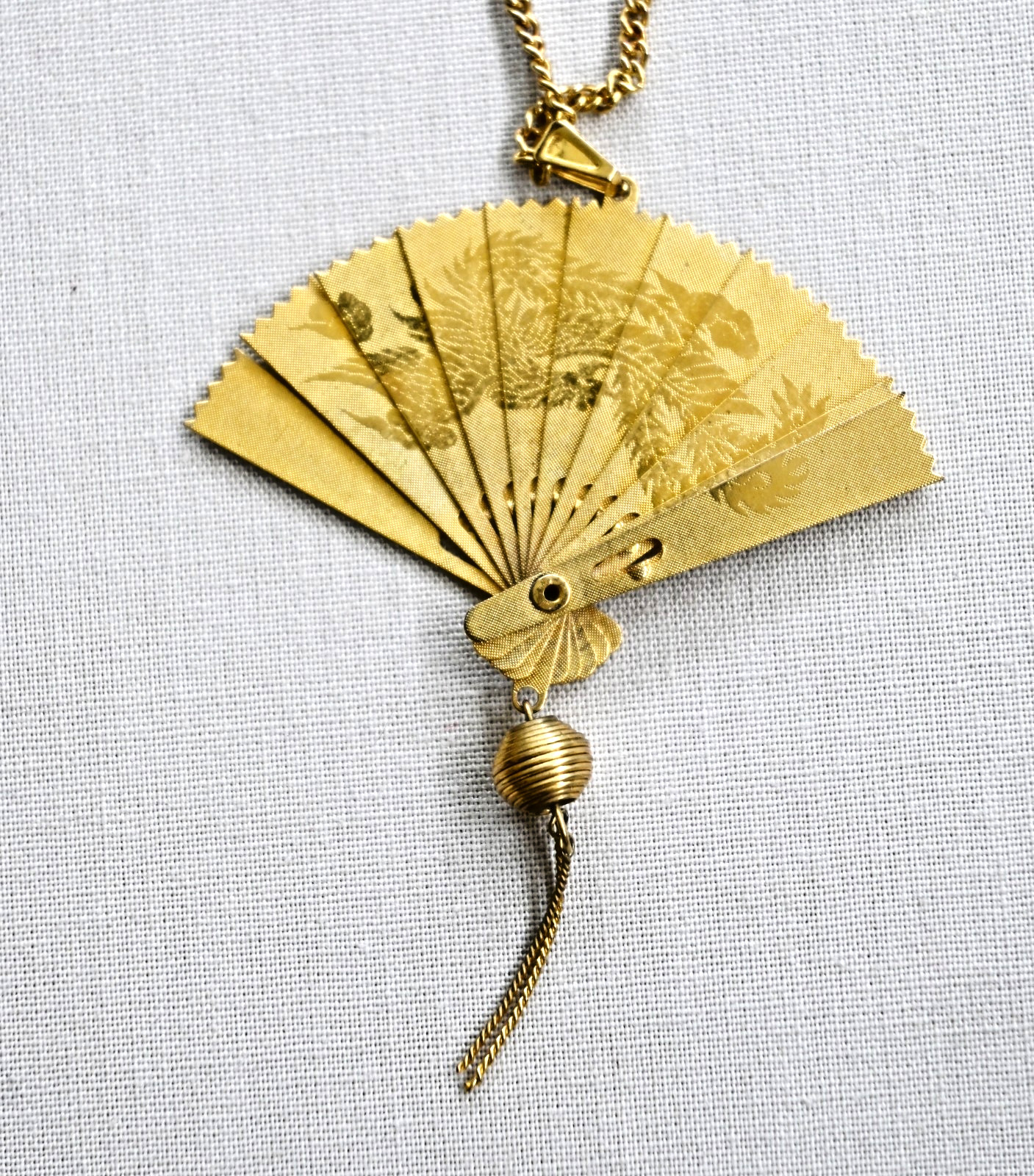 Vintage Asian Crane Phoenix Bird Foldable Fan Gold Tone Pendant Necklace
