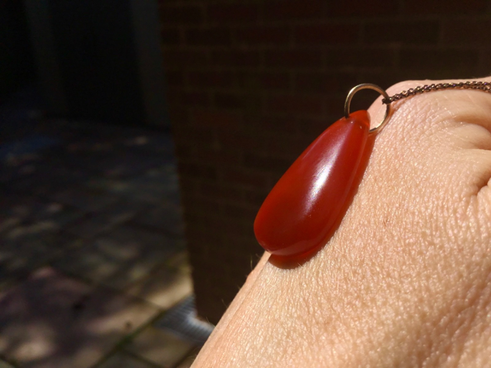 Solid 9ct gold carnelian pendant 9k 375