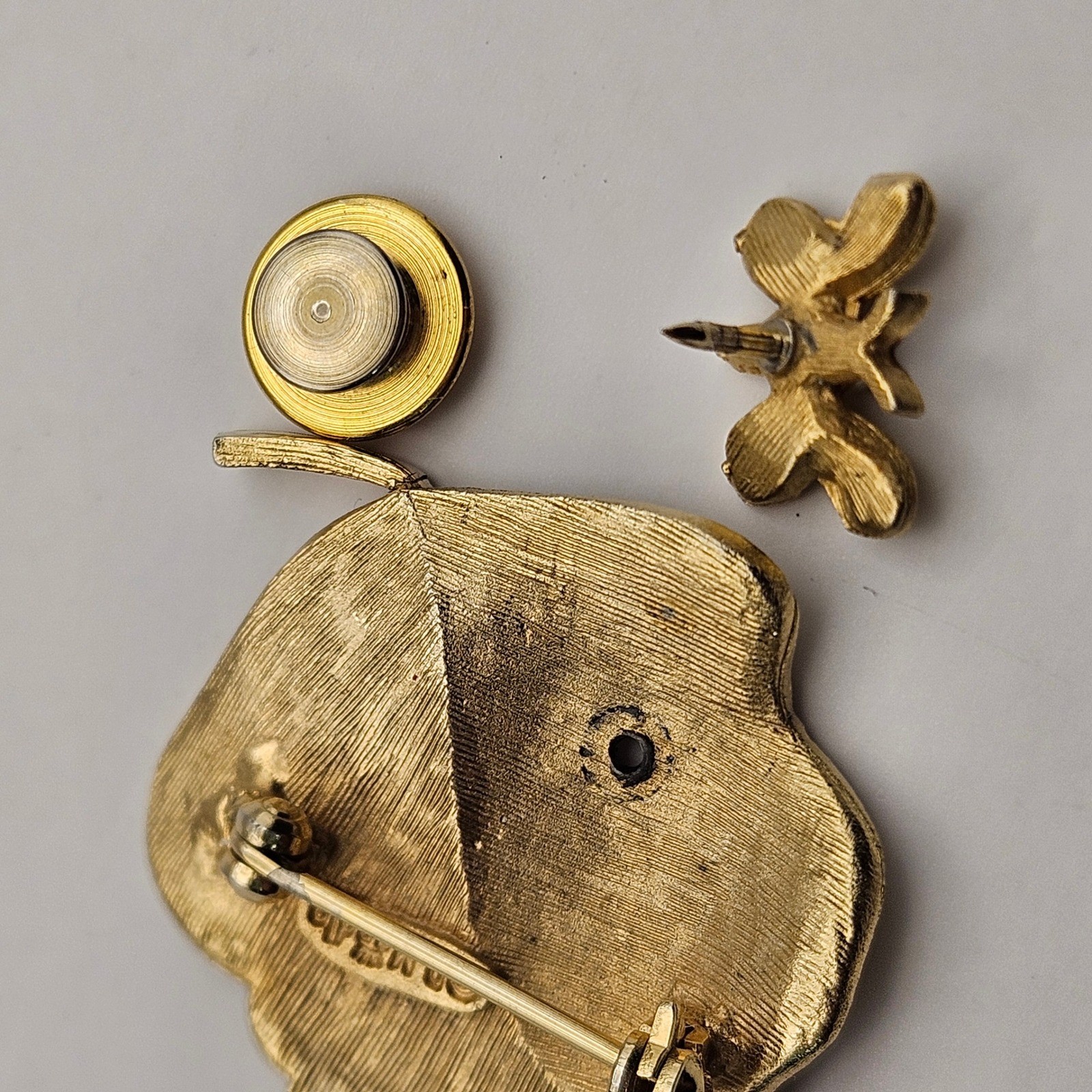 R Mandle Vintage Gold Tone Leaf Bee Brooch Enameled Faux Pearl Pin Whimsical