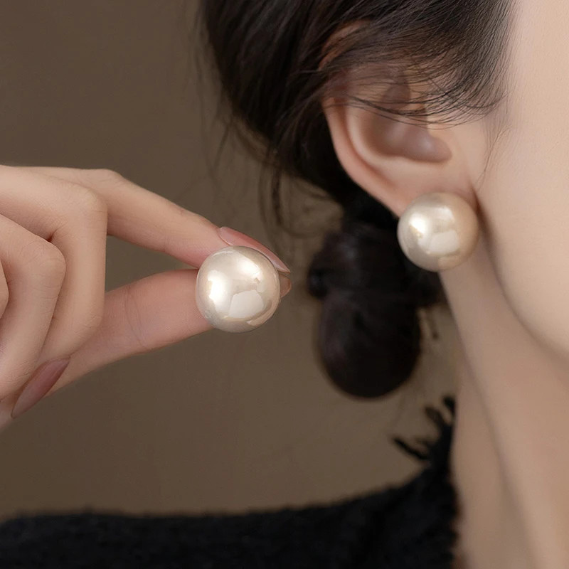 Women’s Minimalist Gap Imitation Pearl Stud Earrings Fashion Commuter Jewelry