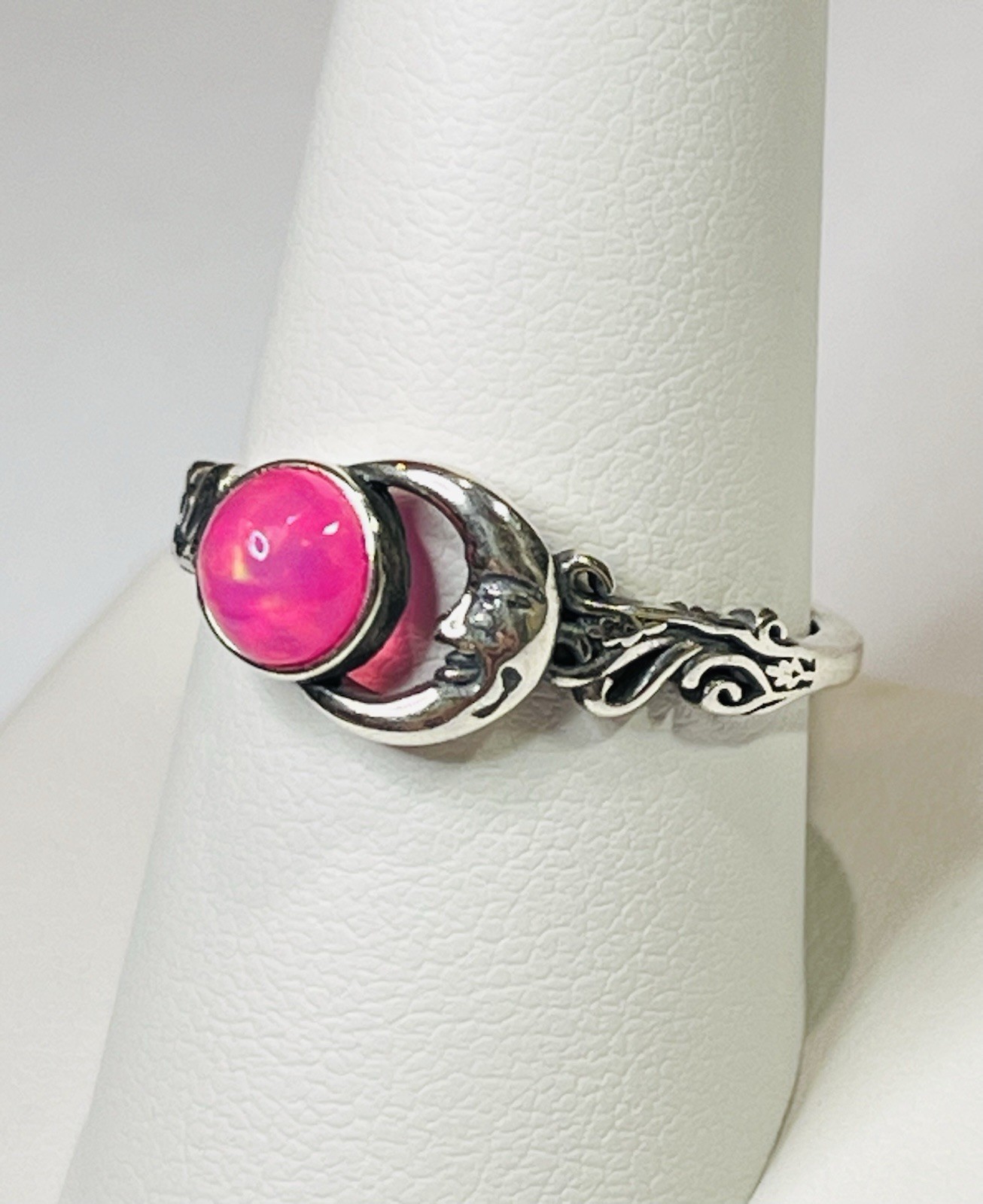 Vintage 925 Sterling Silver Natural Pink Rainbow Opal Man In Crescent Moon Ring