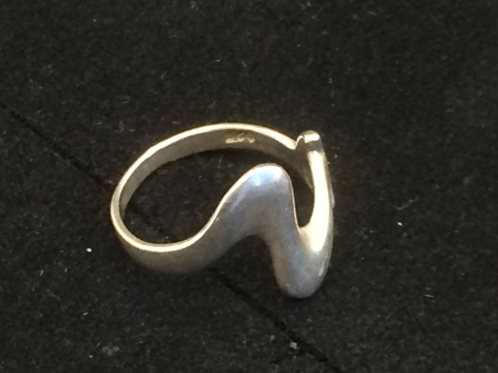 Silver Ring Ring 925 Hallmarked Silver 3.3g 18mm Internal Dimension Wave Pattern