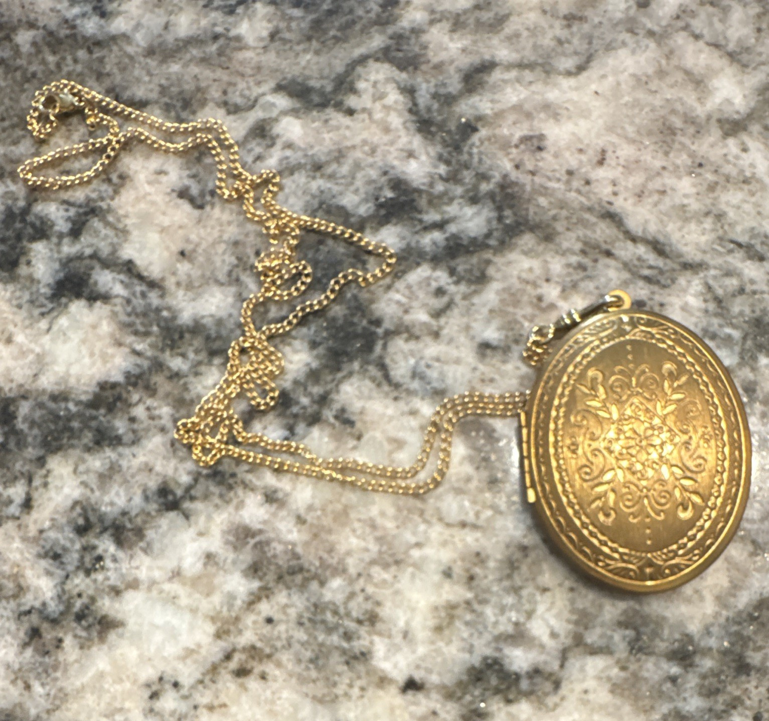 Antique Gold Oval Photo Locket Pendant Necklace/ Chain Photo Holder