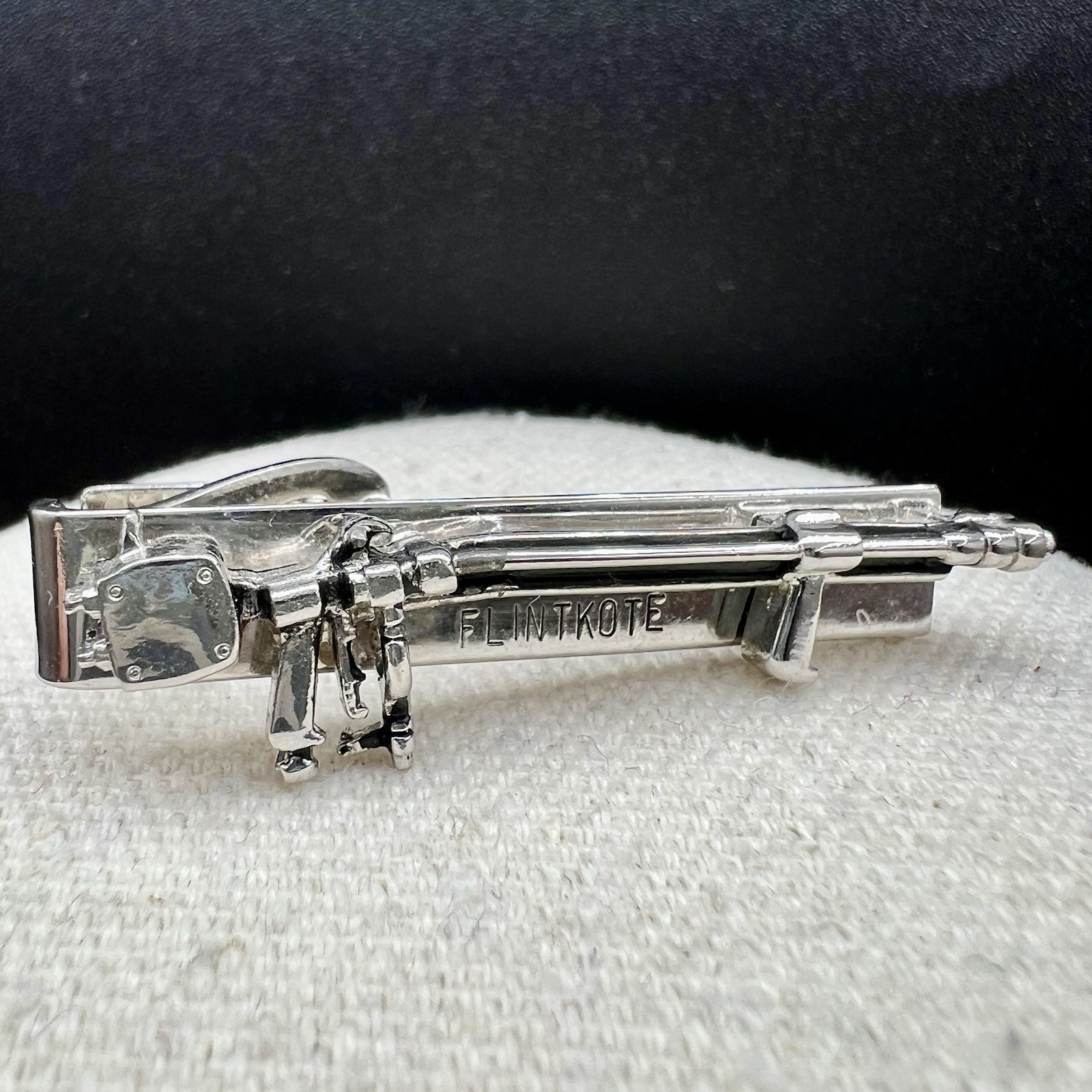 Vintage Rifle Shotgun Tie Clip Silver Tone Advertising Flintkote Signed 1.75″