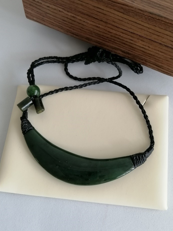 Beautiful New Zealand style Jade Polished Curve Pendant Necklace 69mm L Unisex