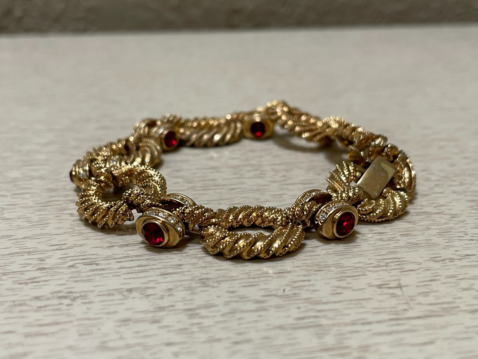 JACKIE KENNEDY HEAVILY TEXTURED RINGS WITH CLEAR AND RED RONDEL ENDCAPS BRACELET