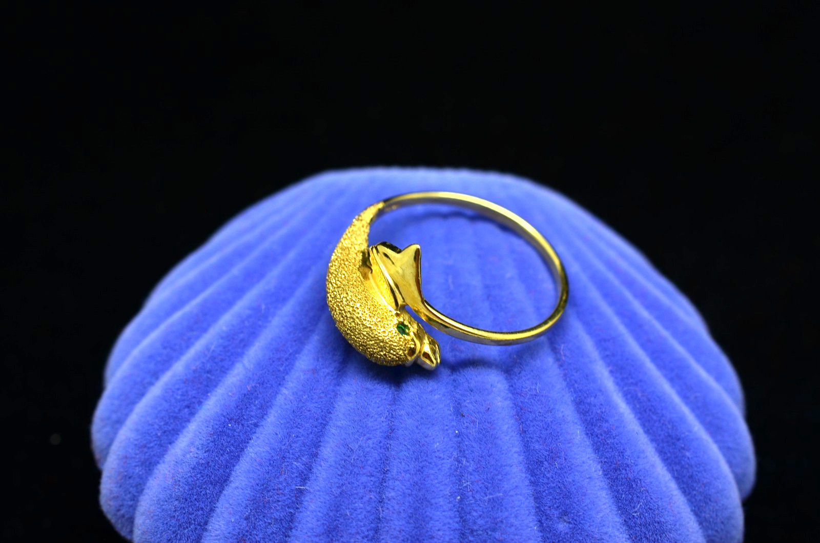 10K Yellow Gold Dolphin Design w/ Emerald Eyes Ring Band Size 6.75