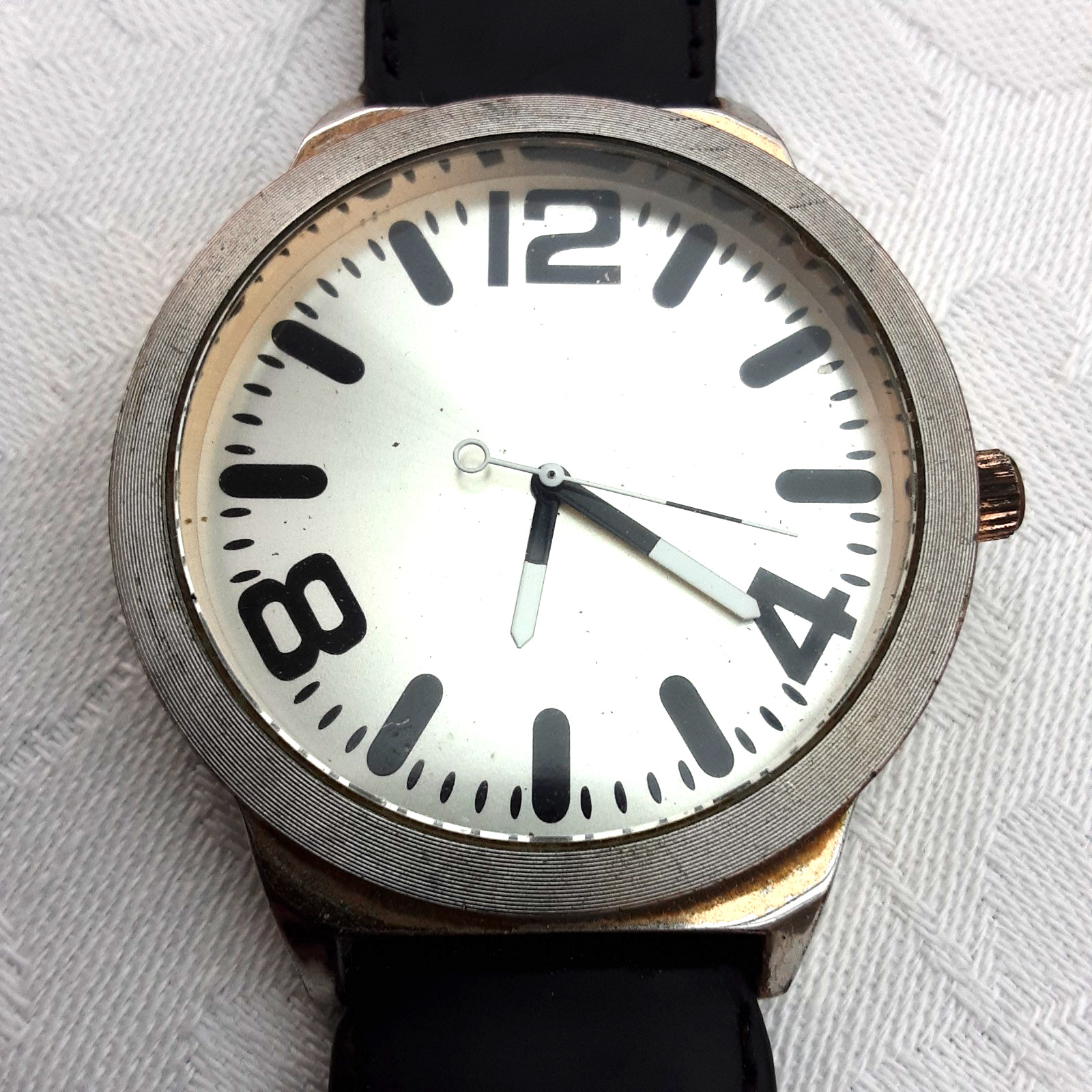 Mens Wristwatch for Everyday wear Leather Strap Good Timekeeping New Battery