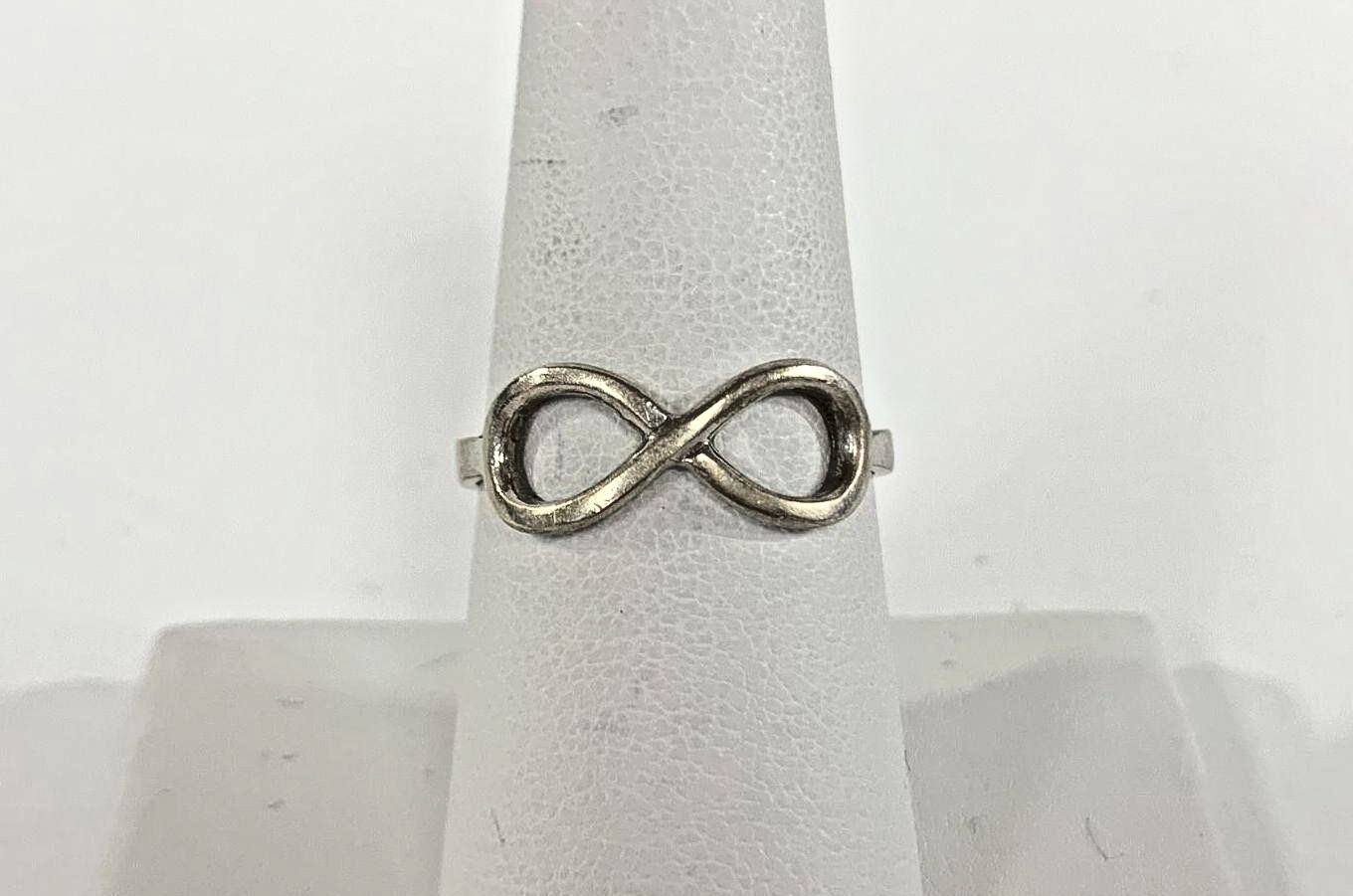 10K White Gold Sz 8 Open Work Infinity Band Ring 1.64g