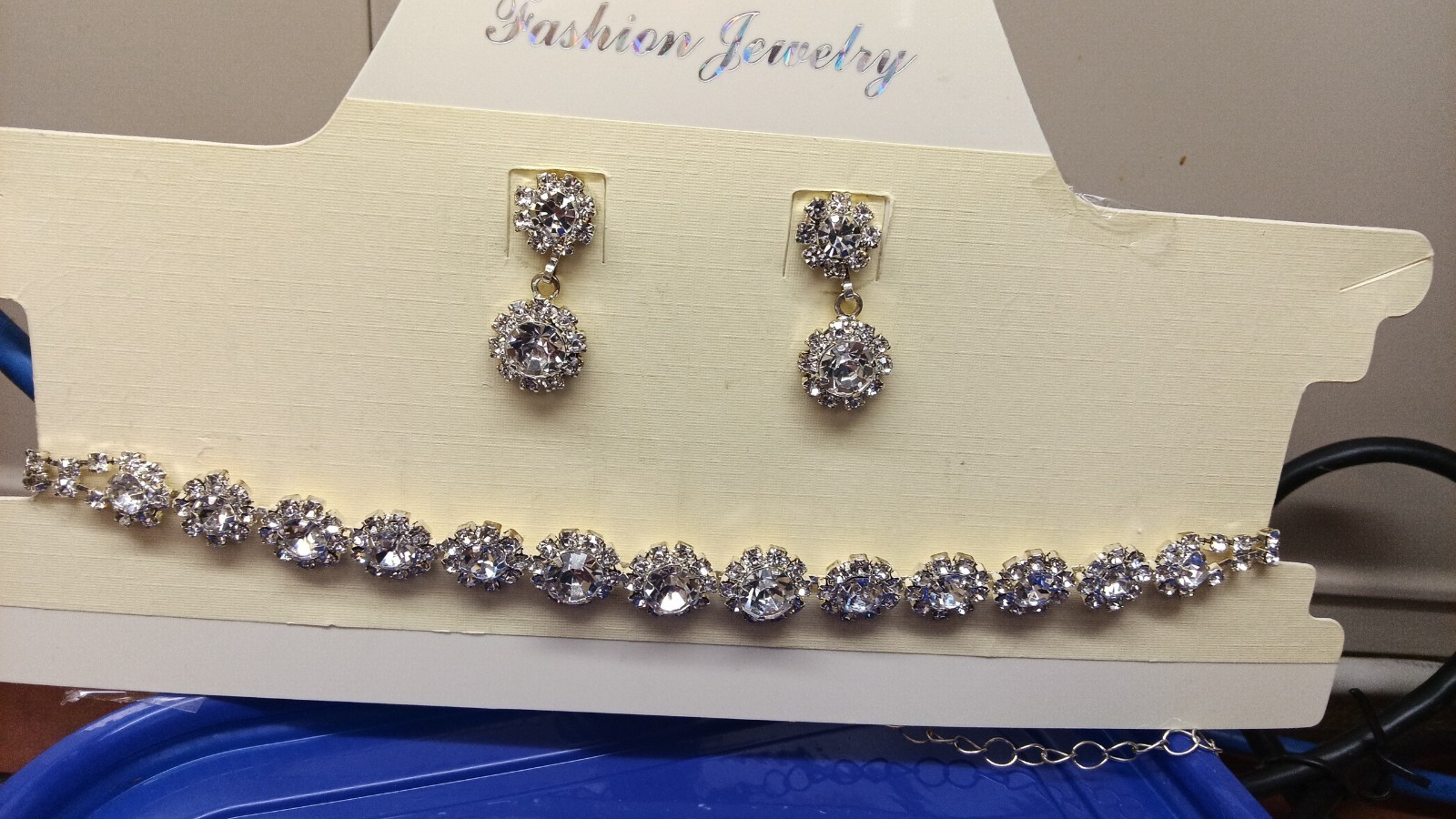 Beautiful Sparkly Rhinestone Necklace & Earring Set