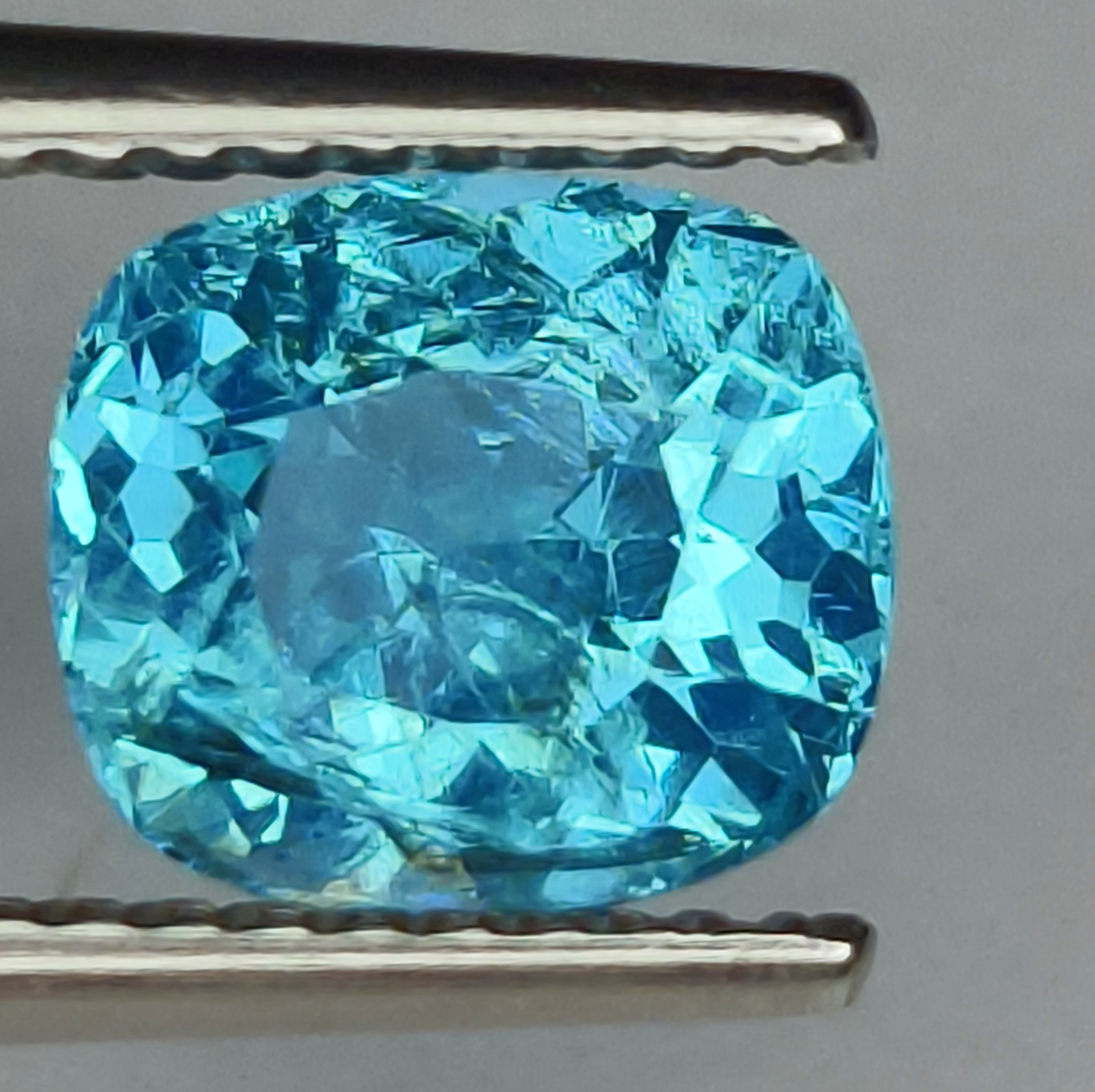 PRETTY NATURAL2.00Cts BEAUTIFUL NEON BLUE APATITE