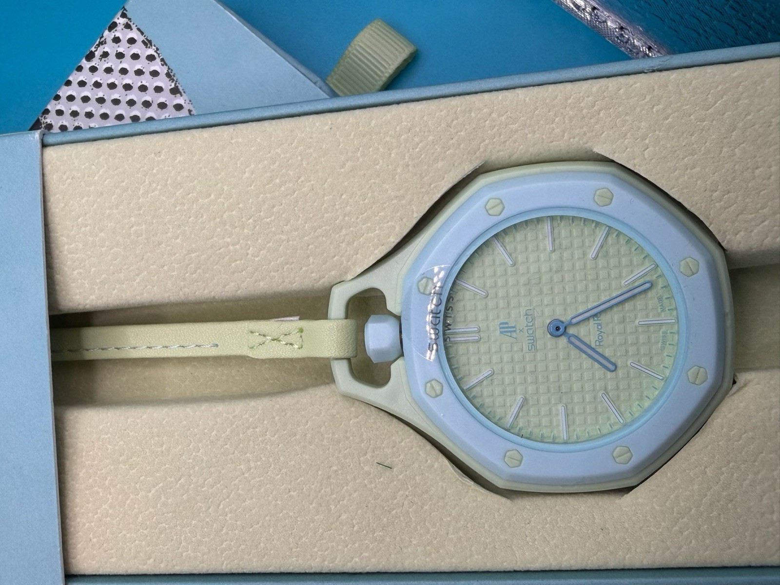 Swatch x Audemars Piguet Royal Pop Blaue Acht