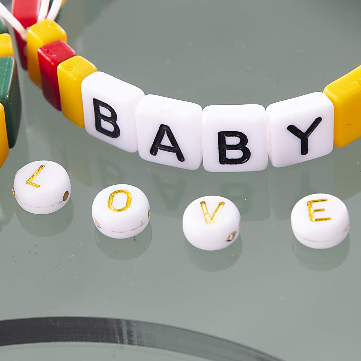 500 Pcs Acrylic Alphabet Letter Beads Gold on White Name Bracelets for Jewelry M