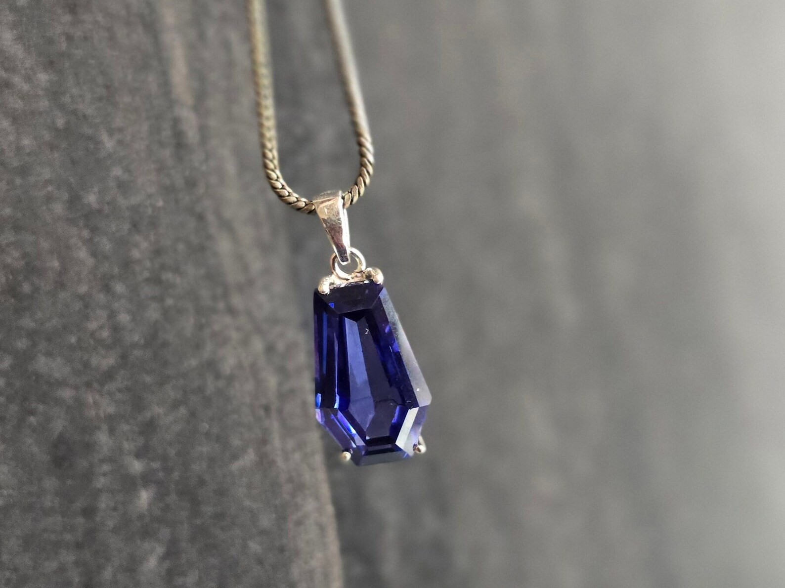 Certified 24 Ct Natural Blue Sapphire Fancy Silver Pendant Gemstone