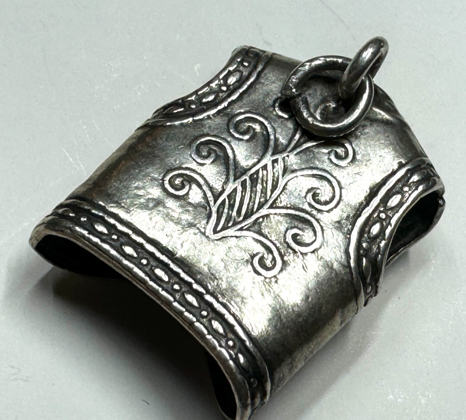 Vintage Unmarked Silver 18.1 mm Floral Western Stamped 3D Vest Bracelet Charm