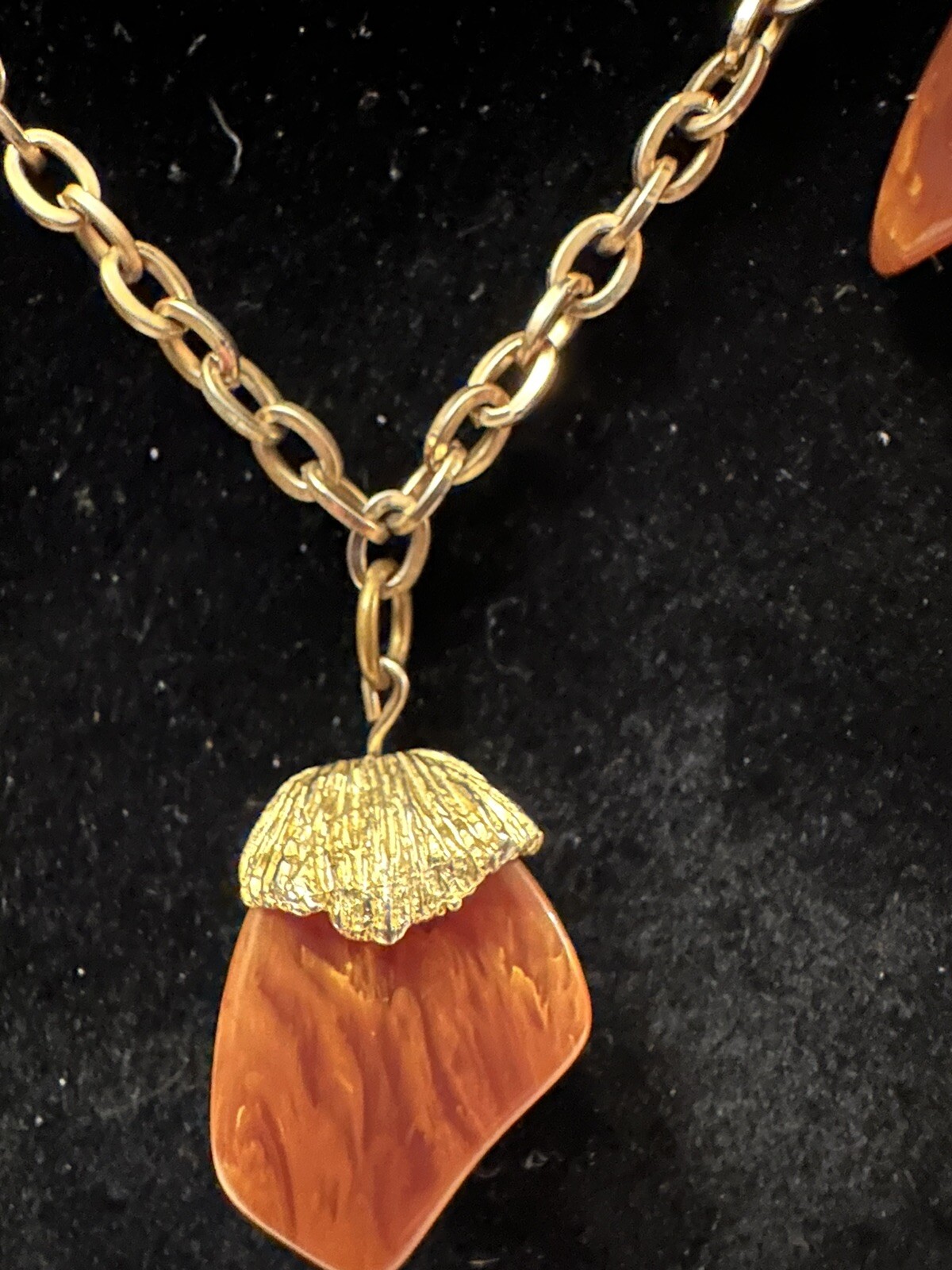 Bakelite Necklace Brown Bakelite Acorn Pendants Art Deco Choker 15-1/2 In.