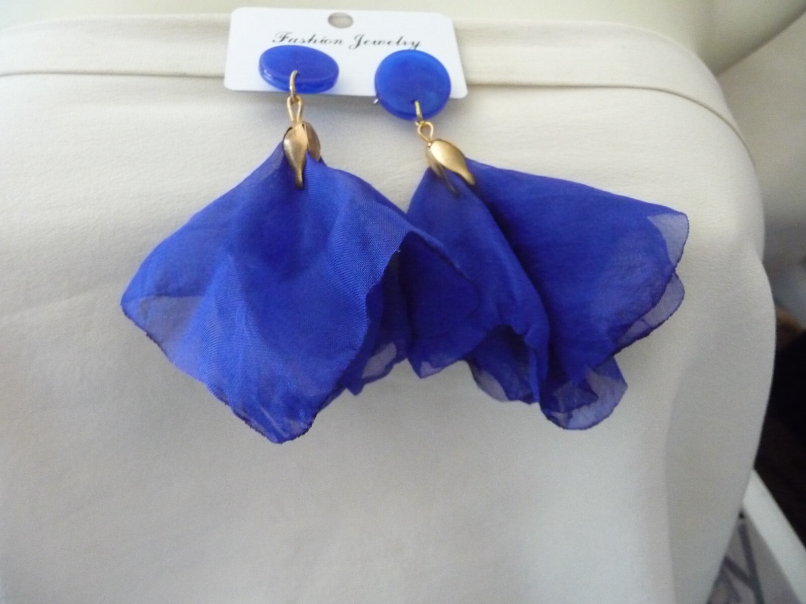 ROYAL BLUE FABRIC NET LACE 2 1/2″L DANGLE PEARLS PIERCED EARRINGS #25/21A
