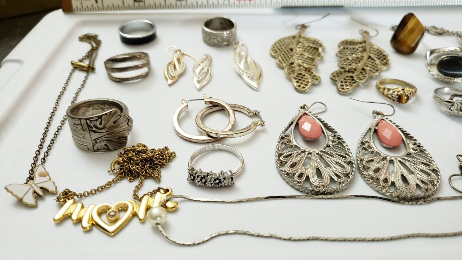 Large Lot Of Costume Jewerly Rings Dangle Earrings Necklaces Pendants 141 Grams