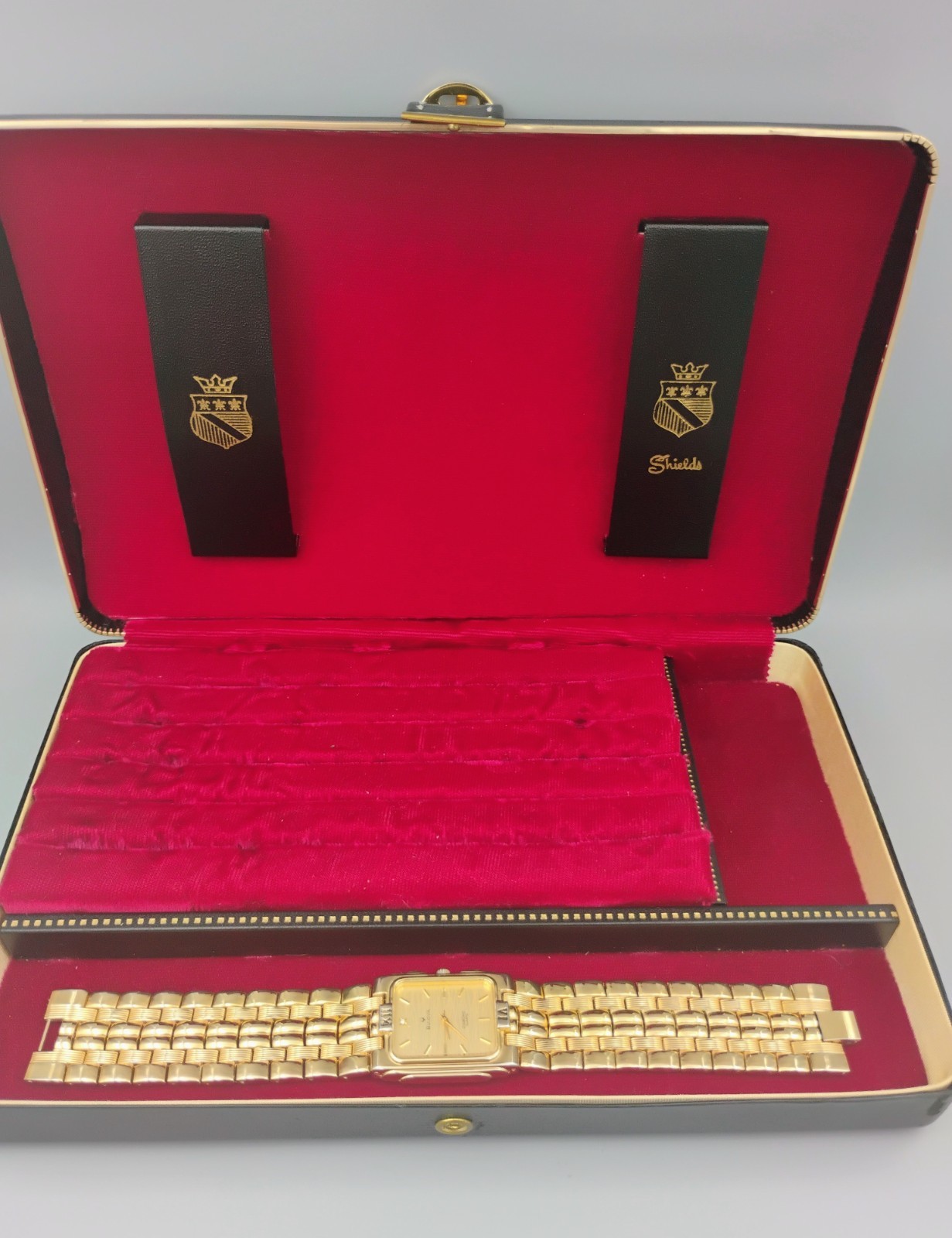 Stunning Vintage Bulova Diamond Quartz Running Mens Watch 3063-5020 AO 18k Gold