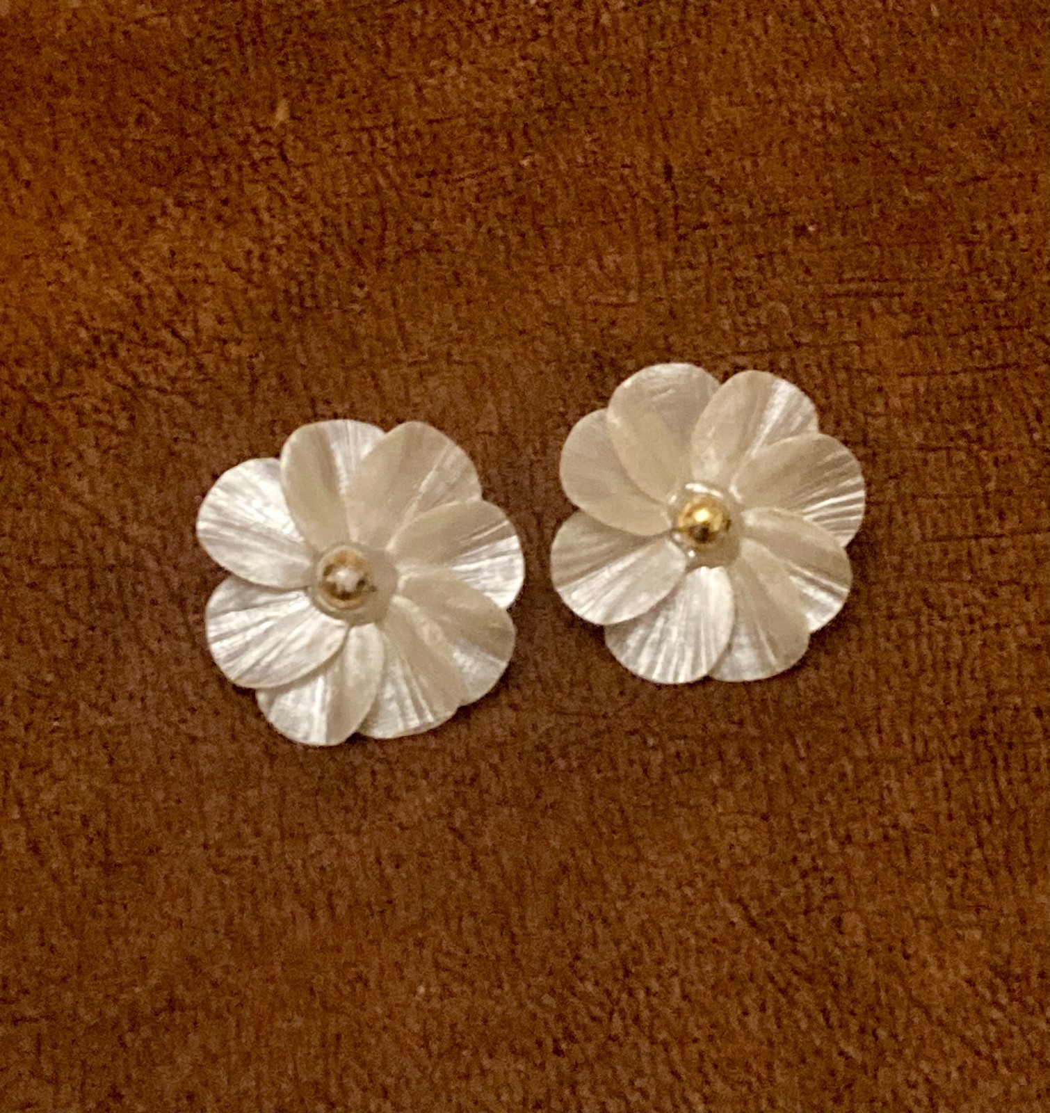Vintage Mother Of Pearl Cosmos Flower Earrings Gold Tone Pierced Post Statement