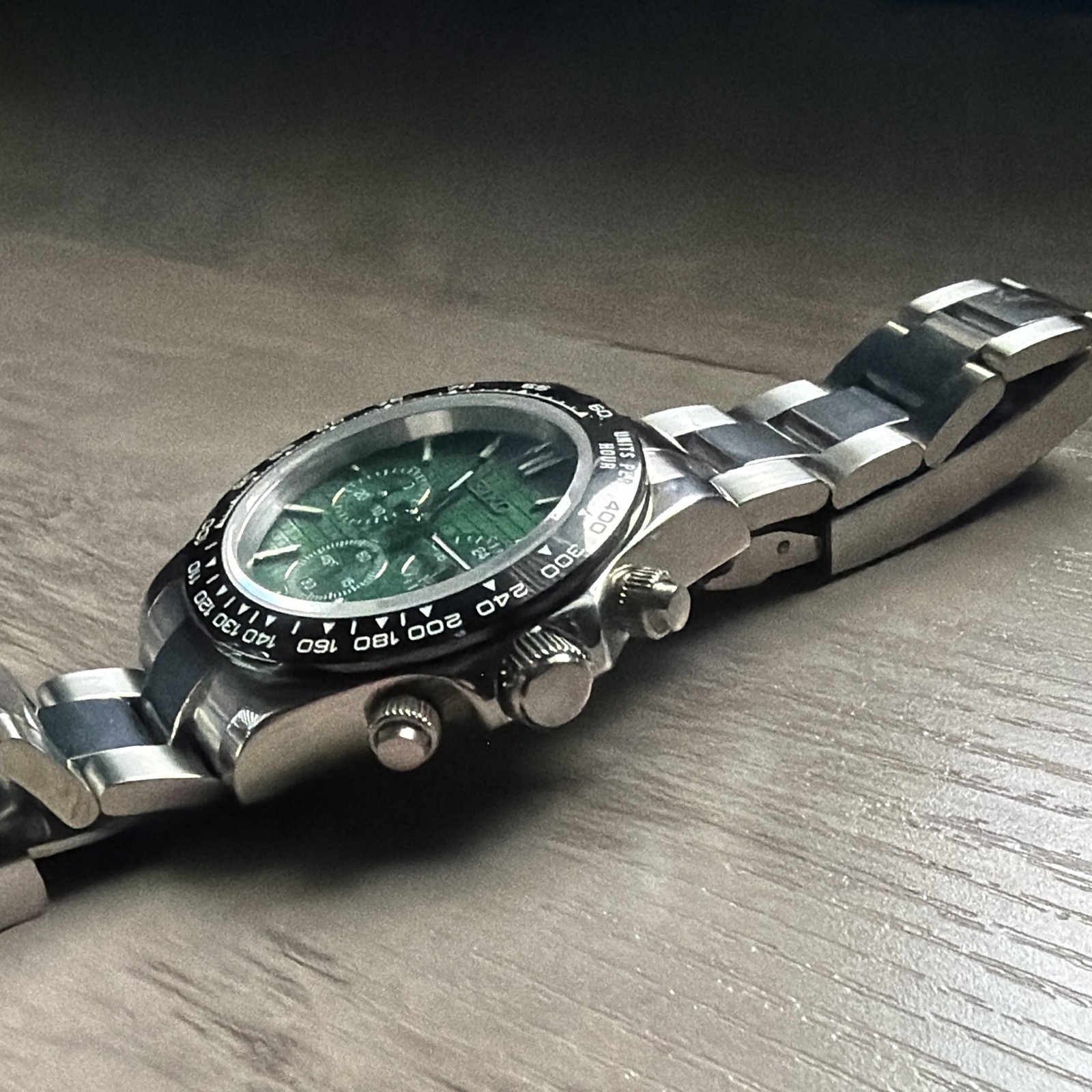 NOT a Seiko Chronograph Tachymeter. Please read description.