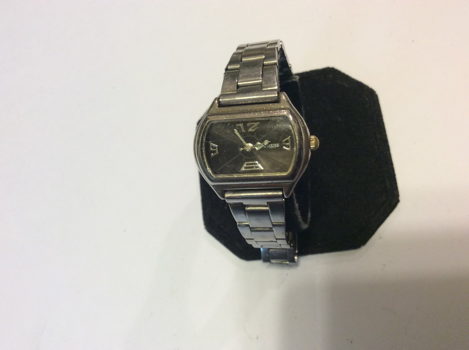 Collectible S 2 Squre womens watch,runs good has wear/age,bold silver tone L497
