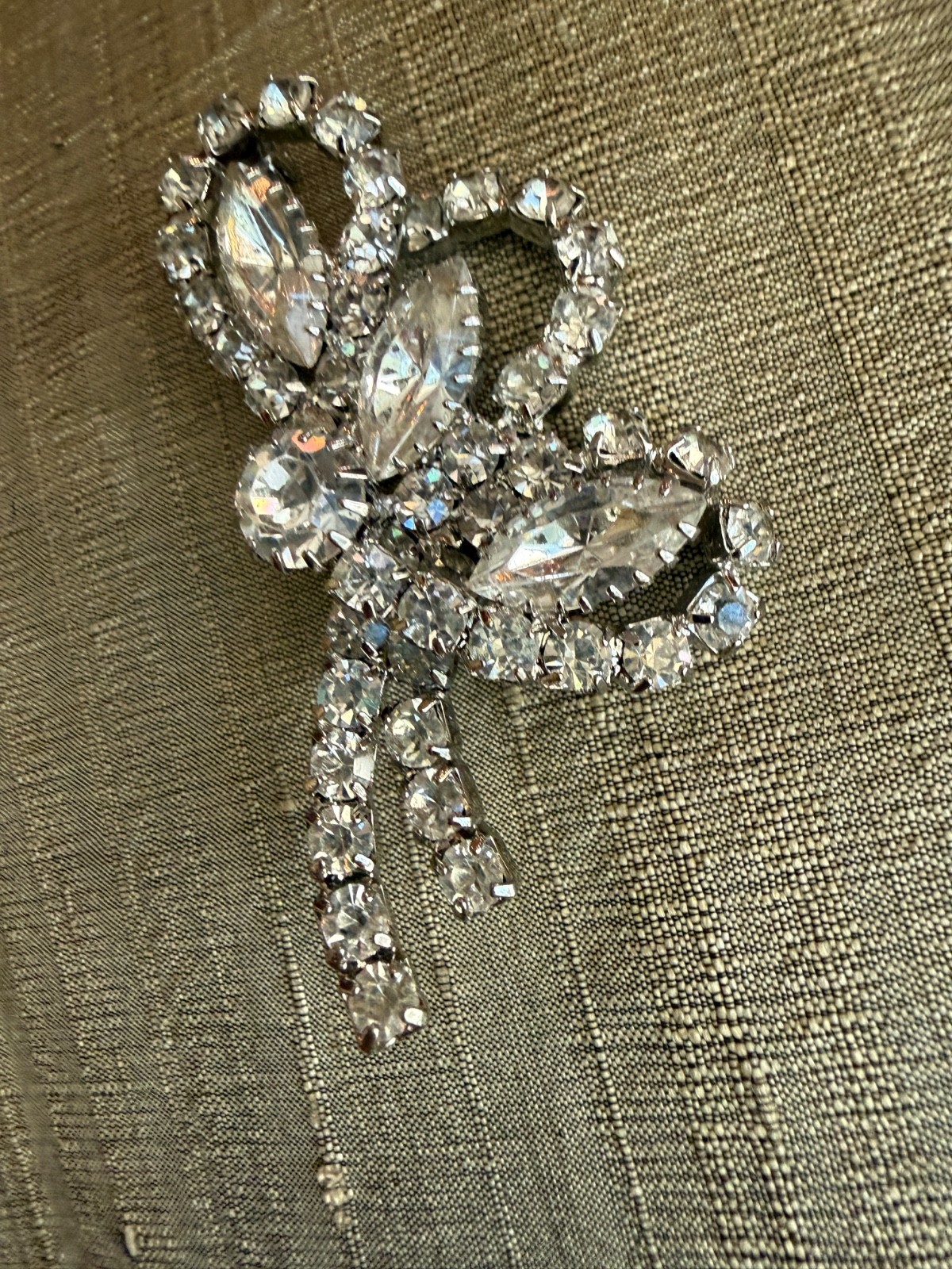 Vintage Statement clear rhinestone brooch pin bow sparkling prong set