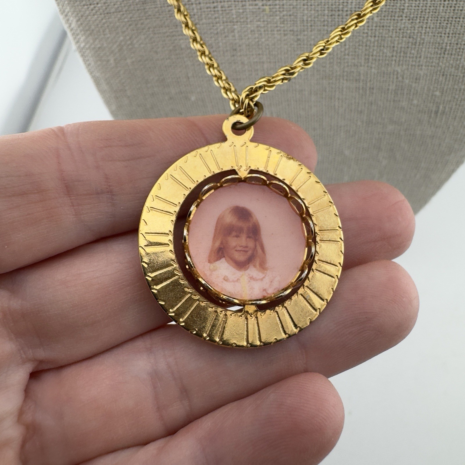Vintage 70’s Photo Locket Holder Double Sided Spinner Pendant Necklace Gold 24″