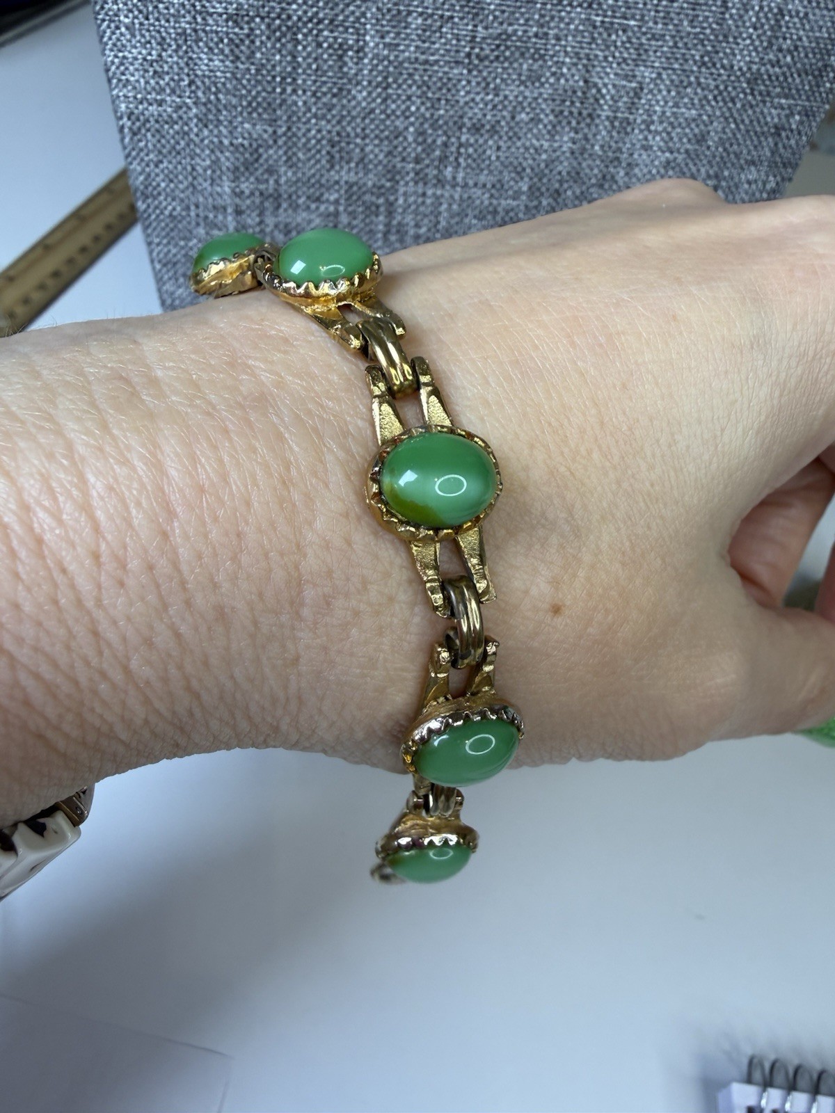 Green oval glass cabochons bezel set & gold tone link bracelet 6.5”