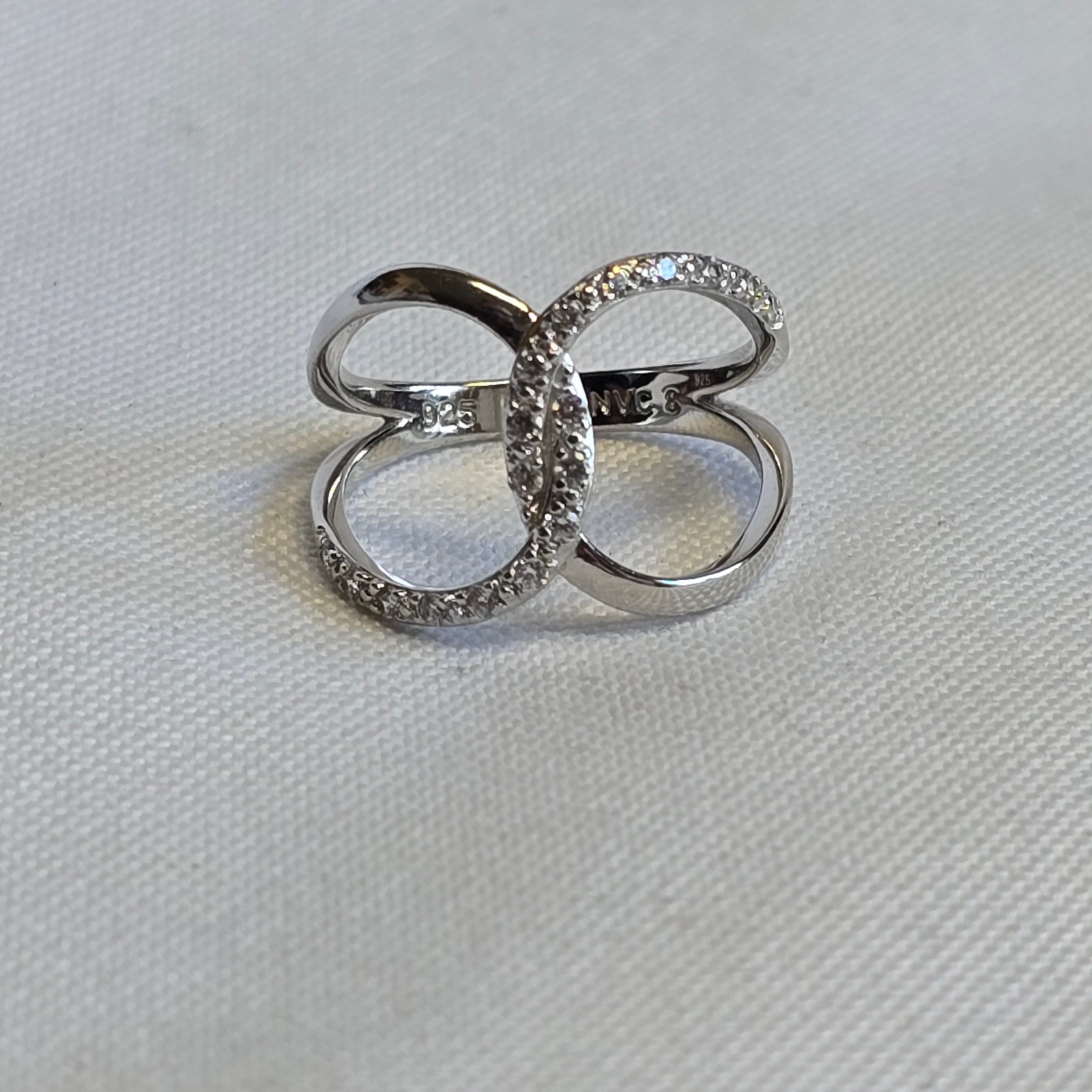 Sterling Silver Ring 3.17g Fine Jewelry Size 8 Band Clear Stones *READ*