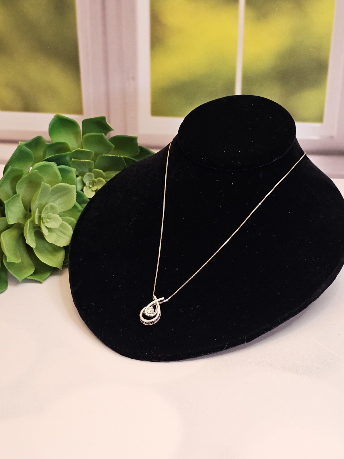 10K SOLID WHITE GOLD DIAMOND EMBRACE OF LOVE PENDANT ON 10K NECKLACE 20″ 2.76 G