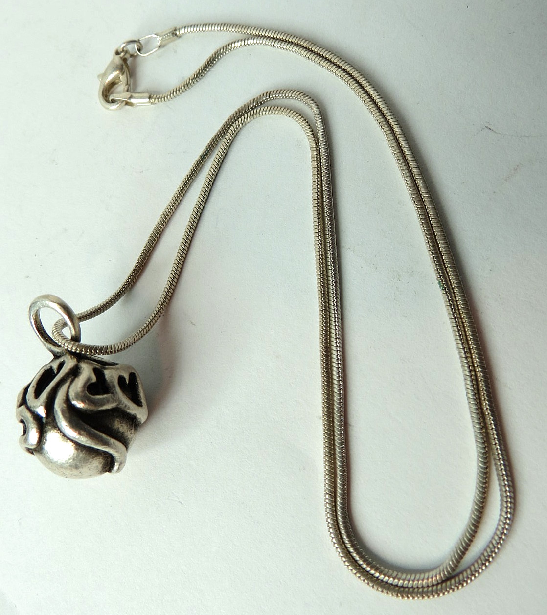 VTG 925 STERLING SILVER HEART BALL CHARM PENDANT 16MM diam 15.2gr CHAIN 18″ lg