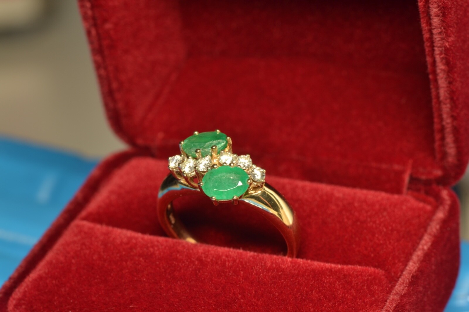 14k gold ring 1.8ct green emerald brilliant 0.27ct 6.7gr. Estimate: 1600€
