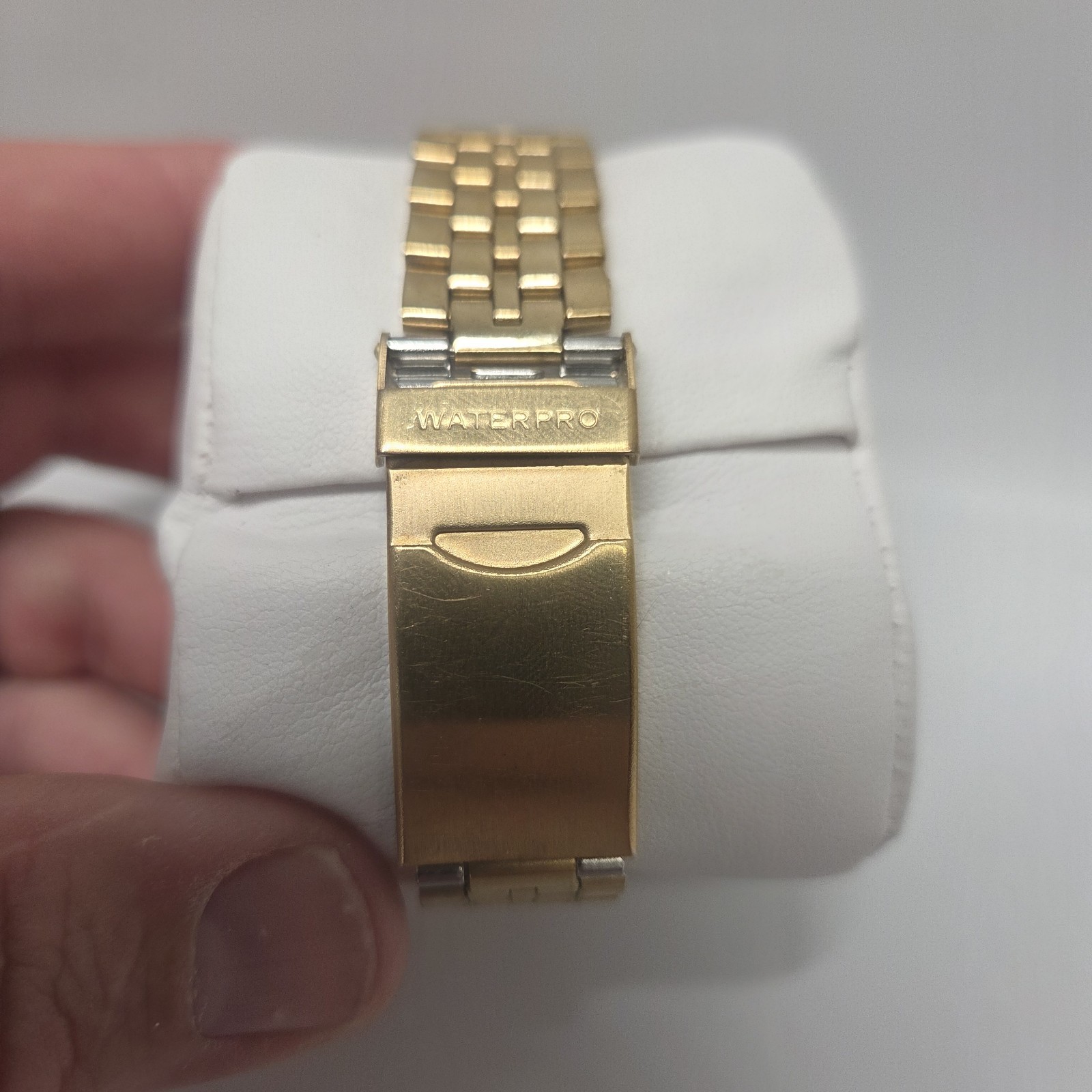 Guess Waterpro White Face Watch 50 Meters 165 Feet Water Resist New Battery